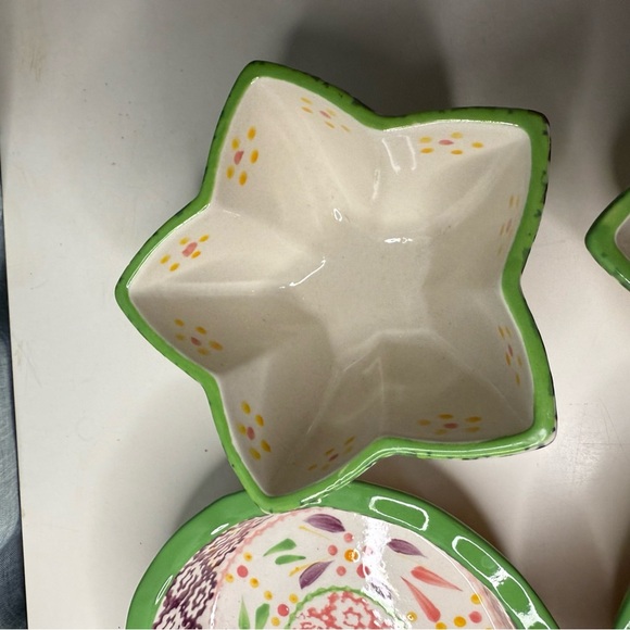 Temp-Tations Green and Pink Bakeware Collection with Star and Floral Patterns - Picture 4 of 10
